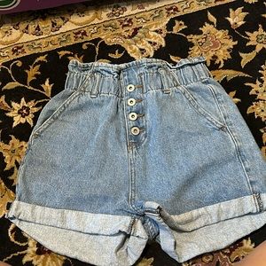 SONG, baggy shorts, cinched waistband super cute 80s look